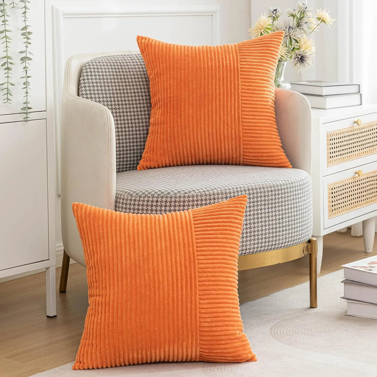 housse coussin orange velours côtelé rayures horizontales moderne canapé salon décoration intérieur