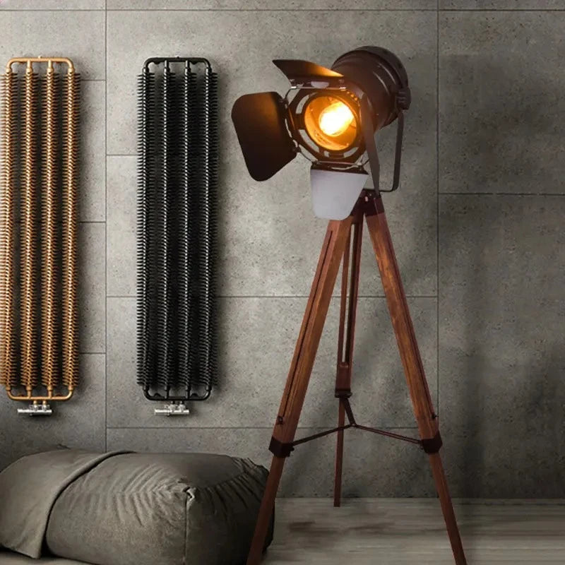 lampe sol industrielle led noir bois économe energie interrupteur bouton trépied mat matériaux vde