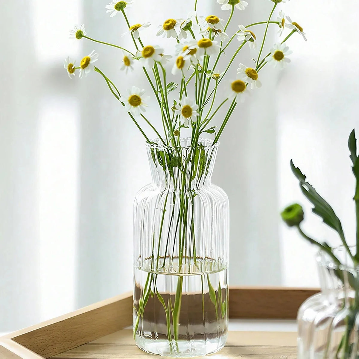 vases transparents modernes rayures verticales poignée métallique décoration intérieure table centrale pièces