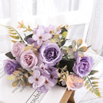 bouquet fleurs artificielles violet rose pêche blanc vert feuilles vertes vase transparent décoration intérieure