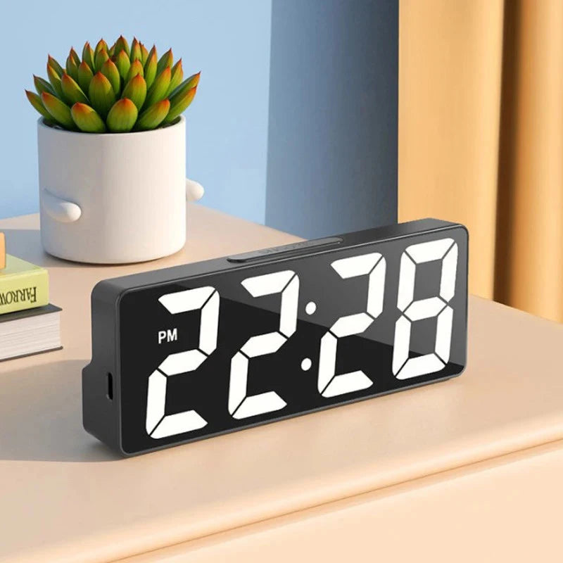 horloge numérique réveil temps température affichage lumineux noir blanc moderne minimaliste