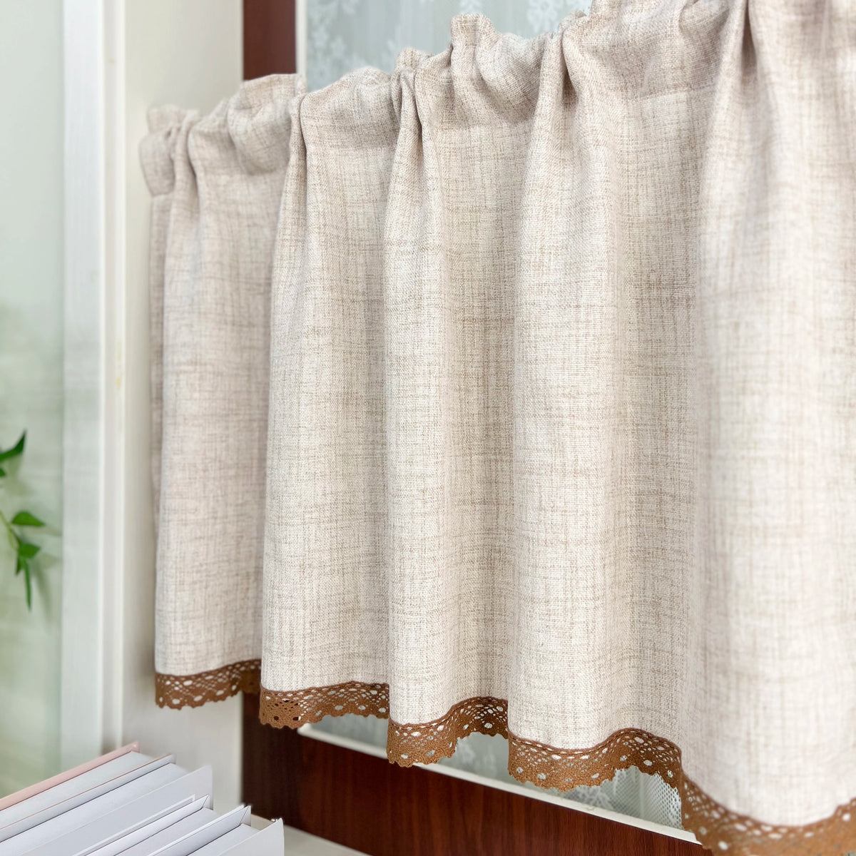 rideau décoration cuisine moderne beige clair tissu polyester motif tissage simple rustique fixations invisibles