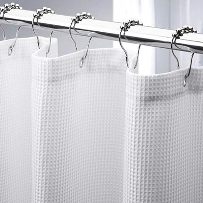 Image d'un rideau de douche élégant avec des finitions en nickel, suspendu à une barre de fixation robuste dans une salle de bain bien éclairée. Ce rideau de douche, principal élément de la photo, ajoute une touche de sophistication à l'ensemble de la salle de bain tout en protégeant efficacement les autres installations de plomberie.