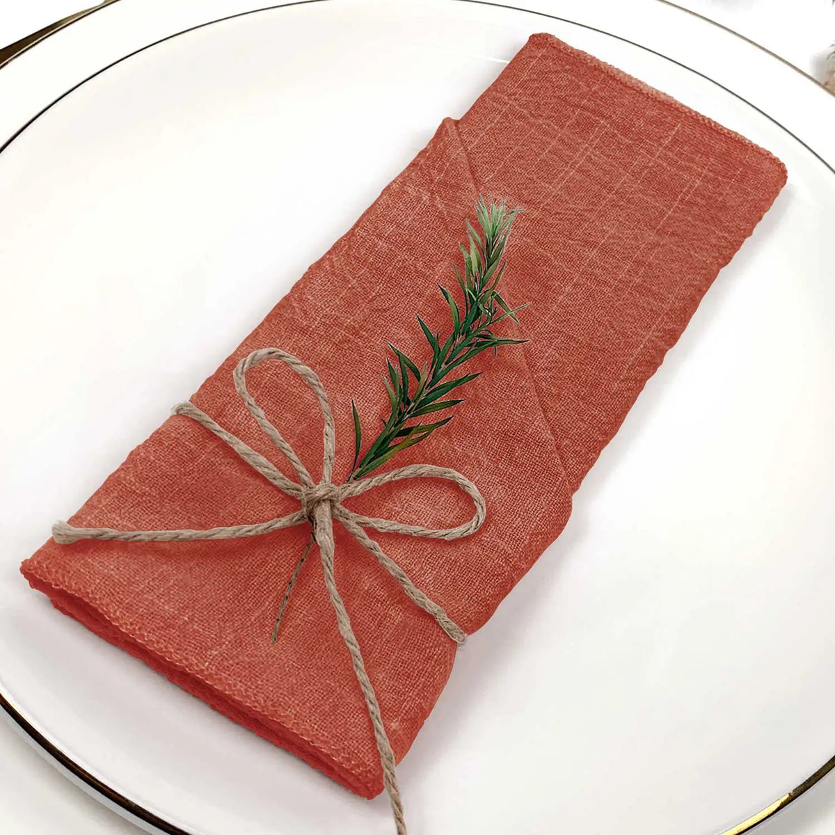 serviette lin bleu clair classique anneau métallique ruban coton fleur herbe séchée table mariage