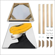 cadre bois clair toile blanche motif jaune portrait femme moderne élégant éléments montage picturalintérieur