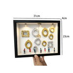 cadre mural classique orné noir rouge vert blanc figurines humaines transparent baroque