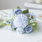 bouquets fleurs artificielles rose blanche bleue intérieur décoration maison panier tressé vases transparents