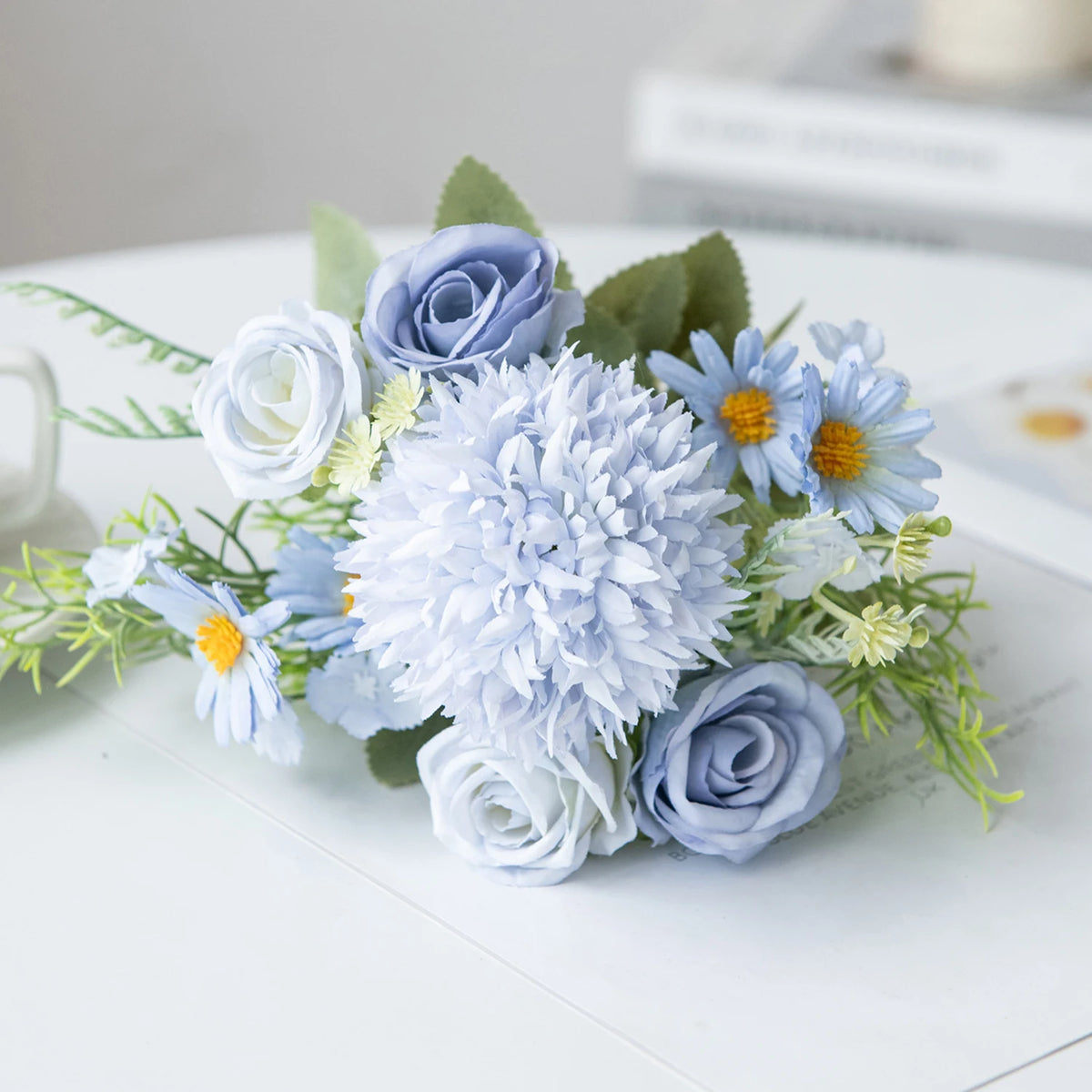 bouquets fleurs artificielles rose blanche bleue intérieur décoration maison panier tressé vases transparents