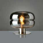 Lampe de table post-moderne avec abat-jour bleu dans un salon contemporain