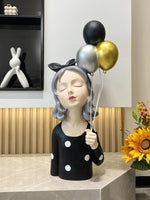 Statue fille ballon résine blanche sur console salon