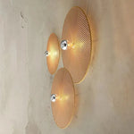 Applique murale beige dans un salon avec décoration naturelle