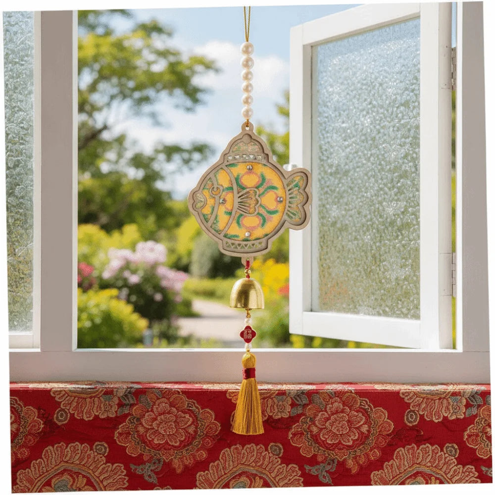 accessoires decoratifs brocart fleurs geometrique or rouge artisanal panneau bois cloche metallique pompon