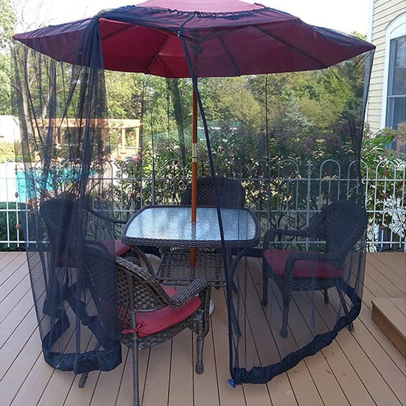 moustiquaire transparente parasol table chaises extérieures jardin patio