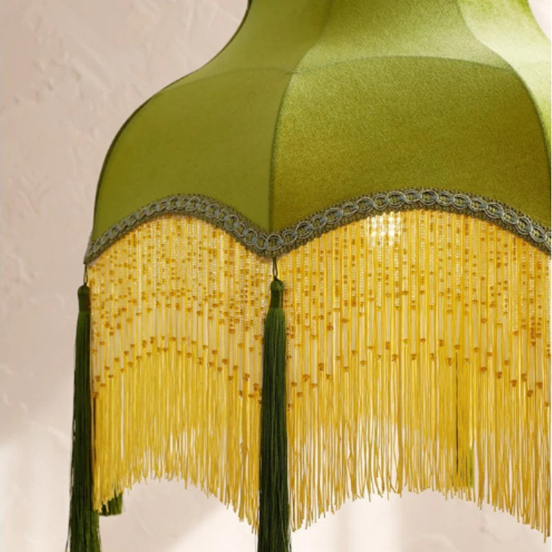 lampe suspendue tissu satiné vert olive classique vintage franges dorées chambre salon