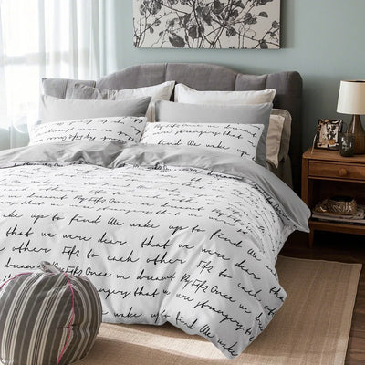 Housse de couette 240x220cm grise avec imprimé lettres manuscrites sur lit
