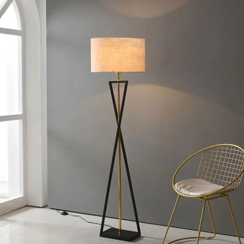lampe sol moderne abat jour tissé structure géométrique noir doré led minimaliste