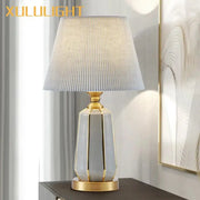 lampe table moderne abatjour plissé gris clair blanc cassé base géométrique élégante doré contemporain
