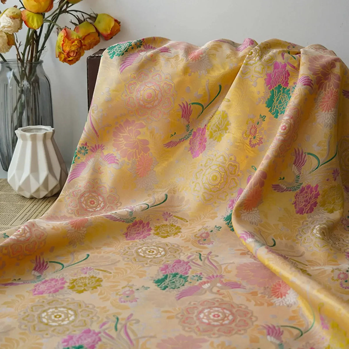 tissu brocart jaune motifs floraux résistant polyester largeur 150cm traditionnel decoratif coudre artisanal