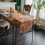 Une table en bois rustique aux motifs ethniques colorés et une décoration d'intérieur moderne et cosy.