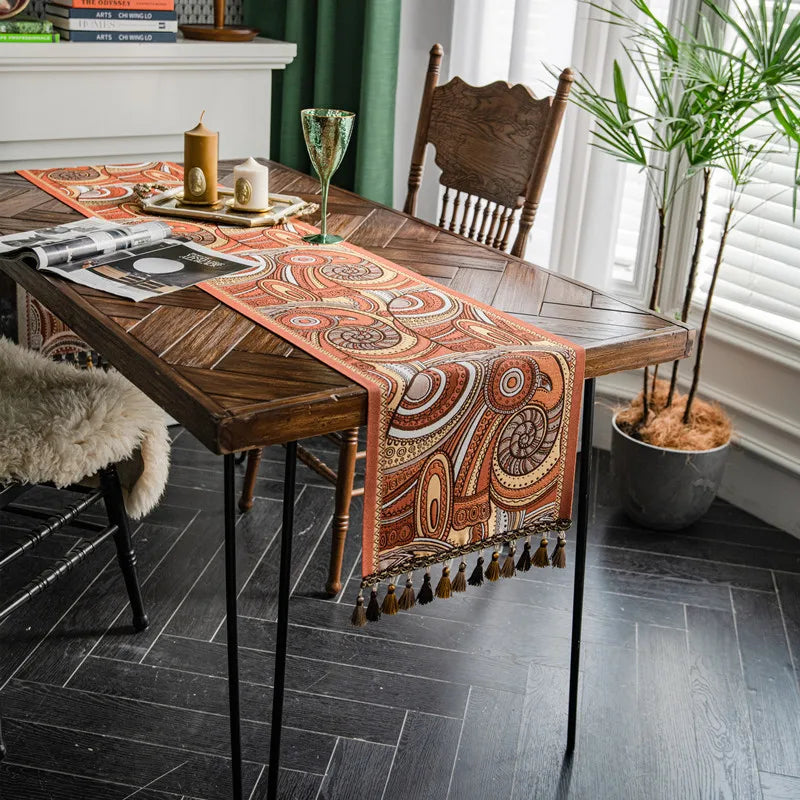 Une table en bois rustique aux motifs ethniques colorés et une décoration d'intérieur moderne et cosy.