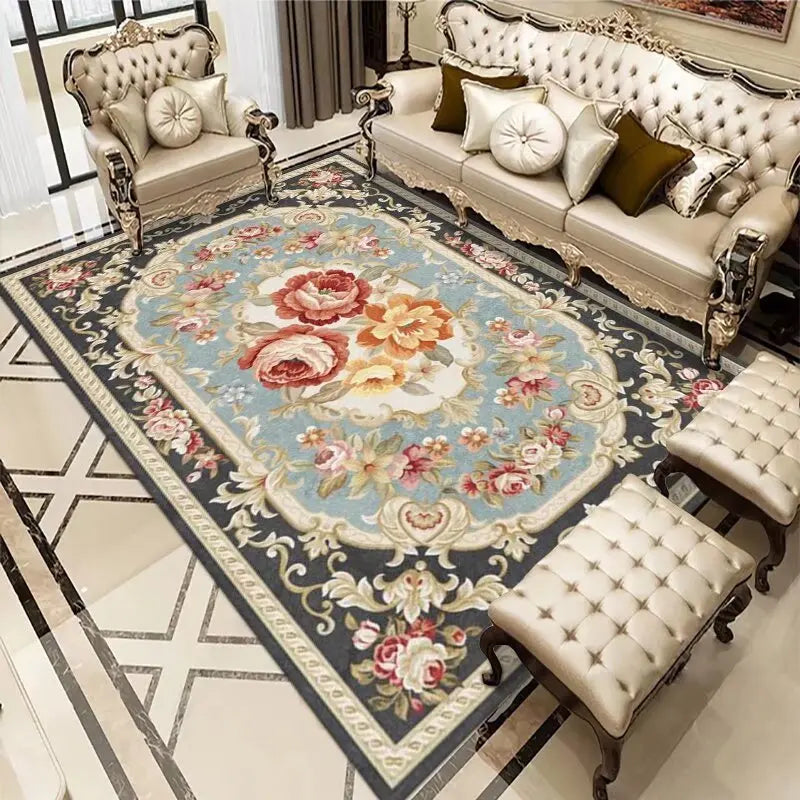 Un magnifique salon meublé avec élégance, décoré d'un somptueux tapis à motifs floraux colorés qui apporte une touche de raffinement à l'ensemble.