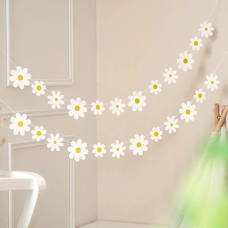 guirlande fleurs anniversaire mariage blanc jaune simple décoration minimaliste océillets inclusion ruban protection