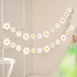 guirlande fleurs anniversaire mariage blanc jaune simple décoration minimaliste océillets inclusion ruban protection