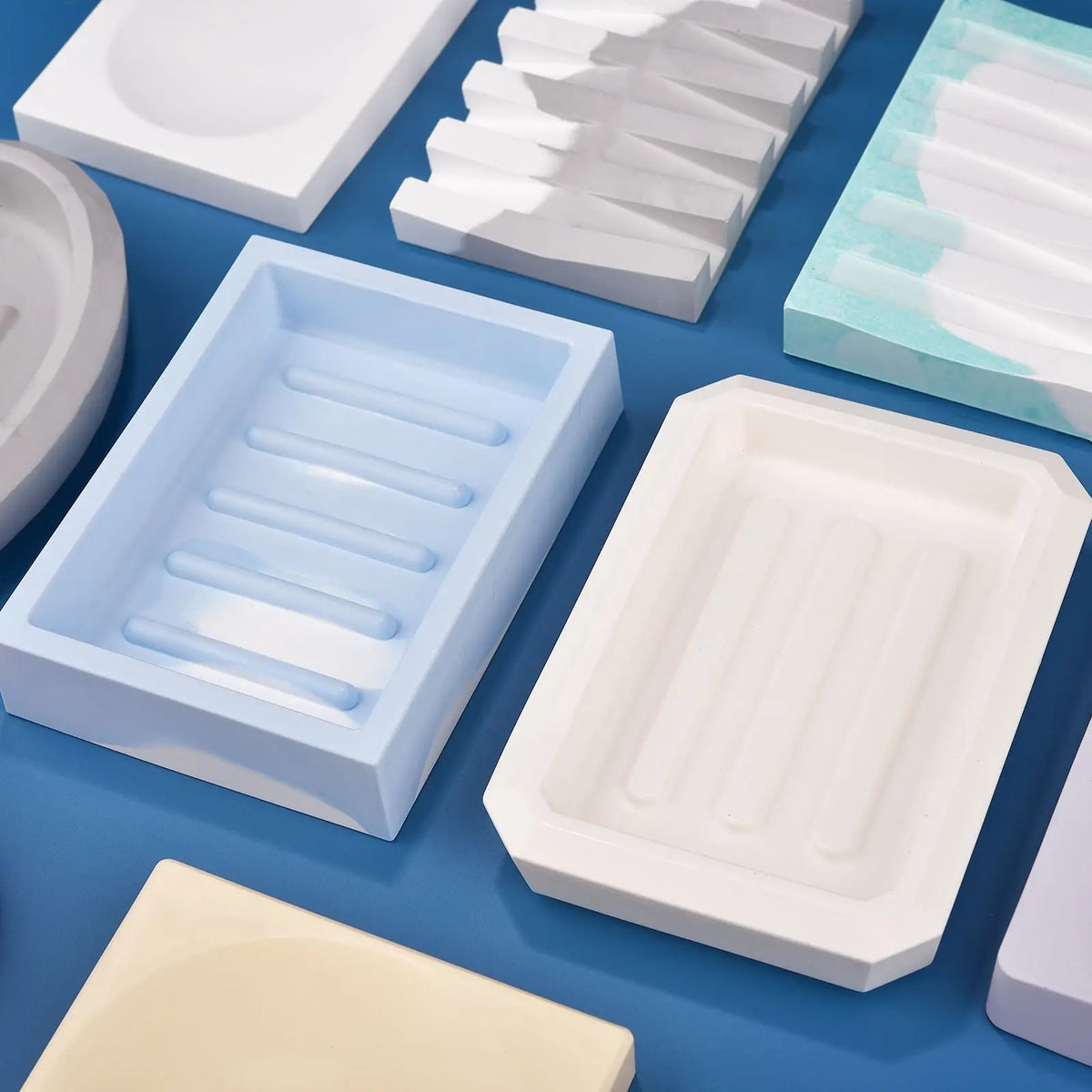 moules savon silicone modernes couleurs variées blanc gris rose bleu clair jaune clair minimaliste