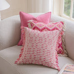 coussin deco boho chic rose blanc motif geometrique franges opaques canape lit decoration intérieure