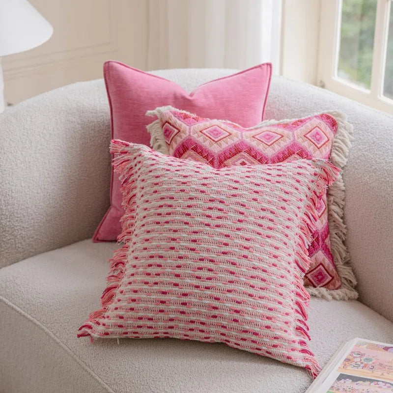 coussin deco boho chic rose blanc motif geometrique franges opaques canape lit decoration intérieure