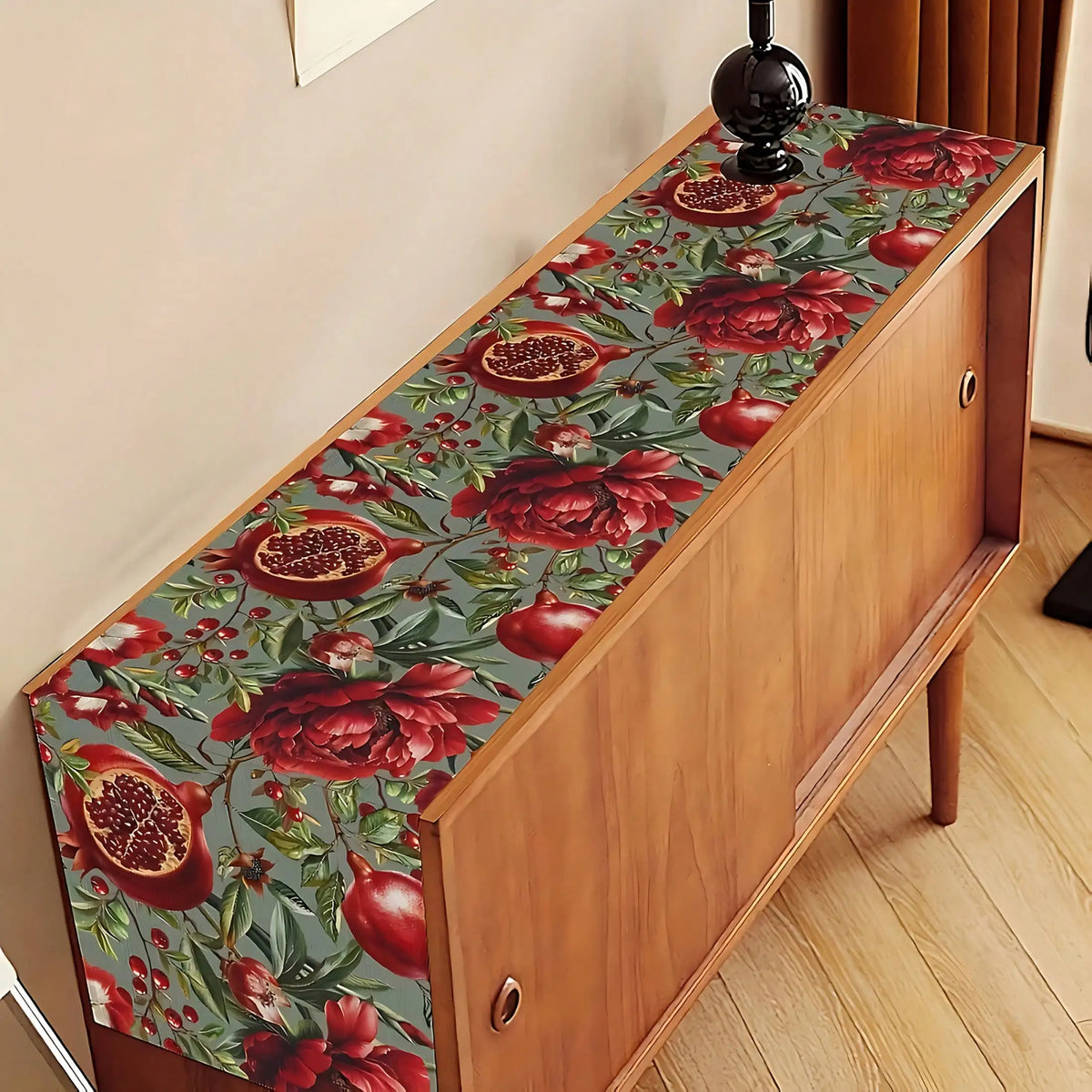 chaise table nappe étroite botanique floral pivoines pomegranates motifs floraux feuillage rouge vert beige