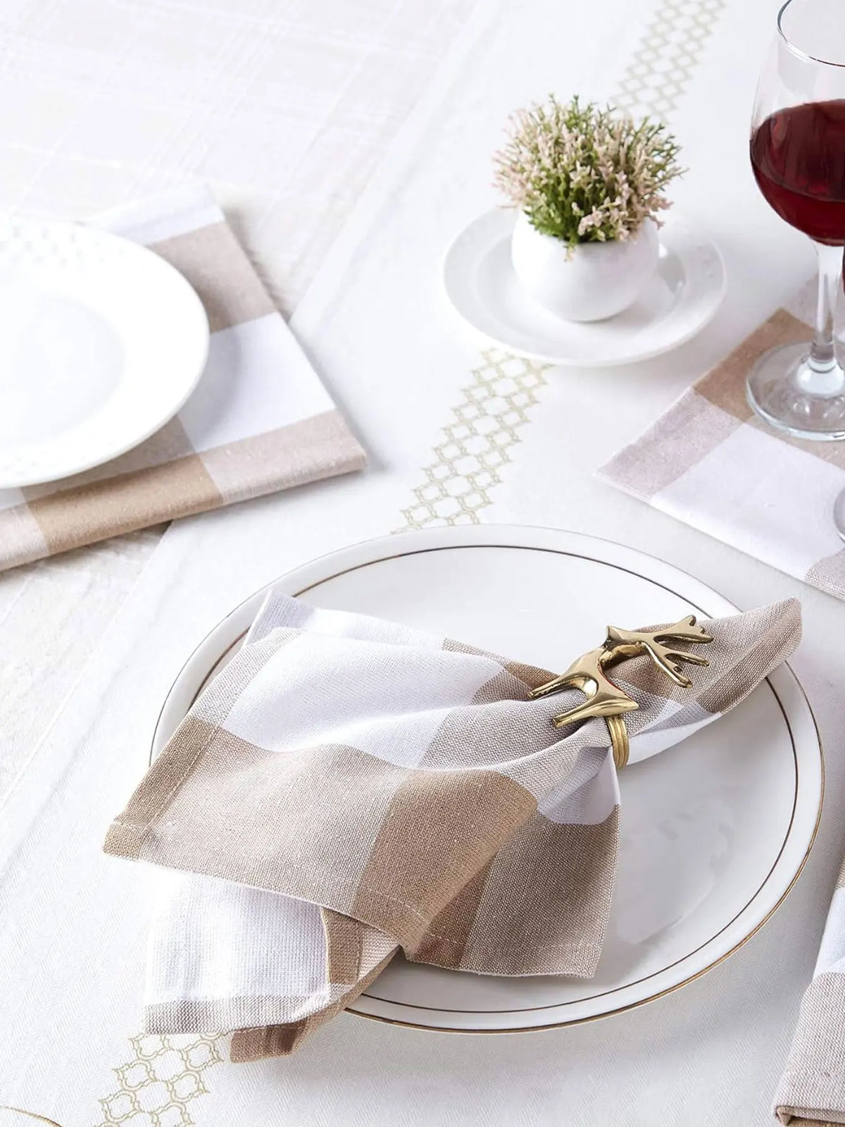 serviettes table carreaux beige blanc marron rouges élégantes réutilisables restaurant maison festive