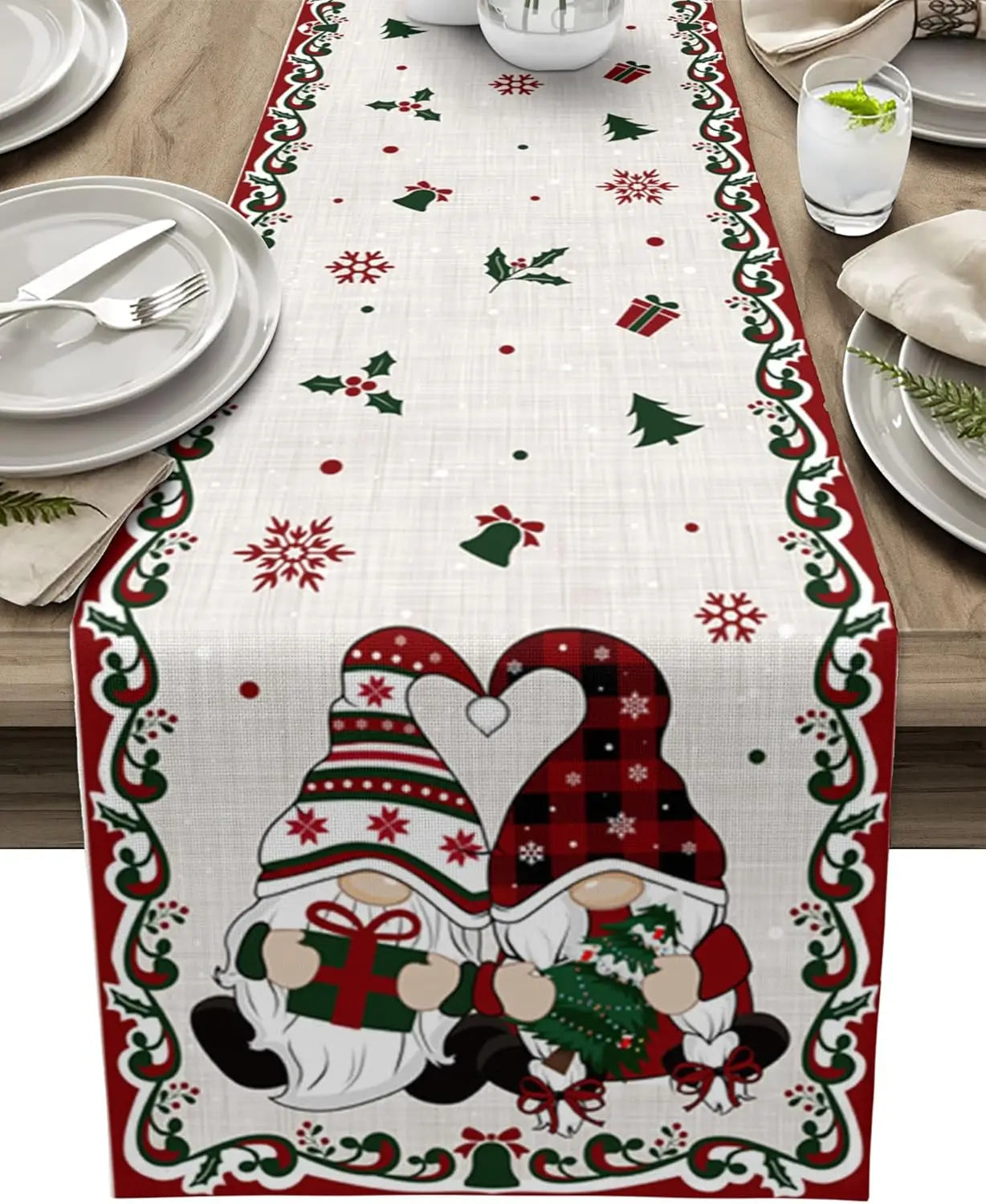 Chemin de table joliment décoré de motifs et personnages de Noël, avec des cloches, flocons de neige, arbres et cadeaux.