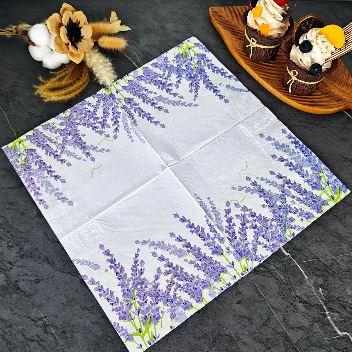serviettes papier violet lavande motifs texturés cupcakes fleurs séchées décoration champêtre table festive