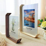 Cadre photo double face en bois acrylique couleur jaune dans un salon moderne