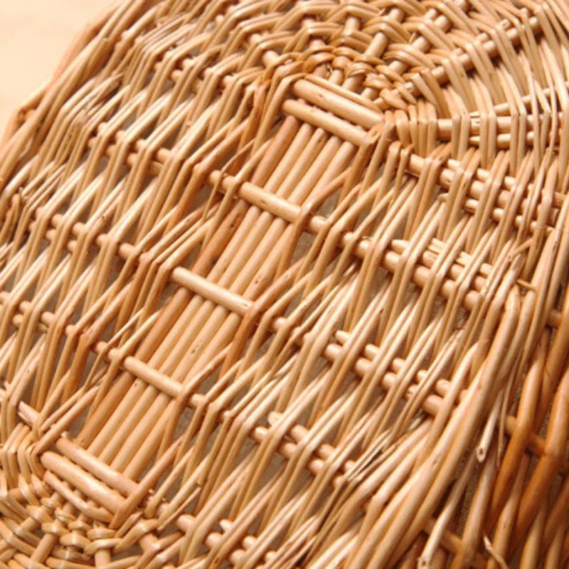 Panier en rotin rose utilisé comme décoration sur une étagère