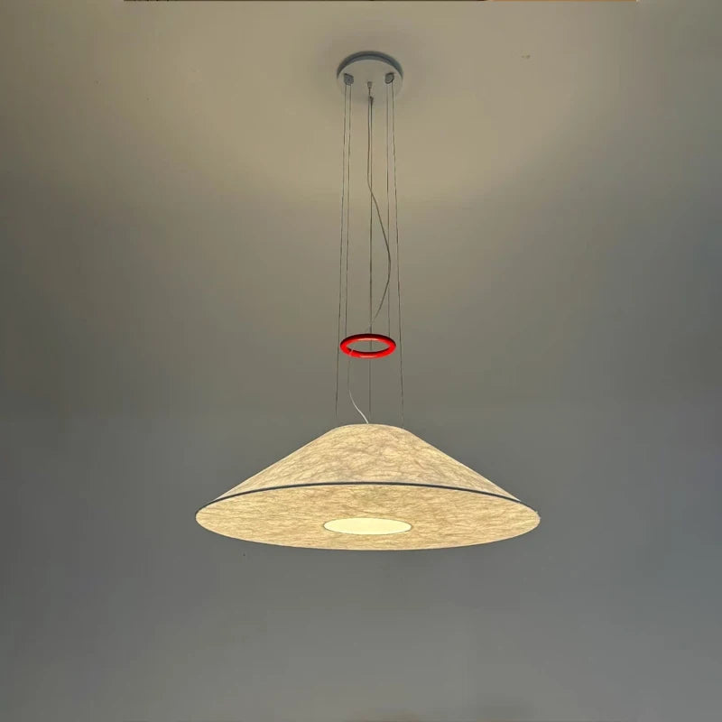 suspension lumineuse moderne minimaliste beige clair abatjour opaque câbles métalliques rouge salon chambre