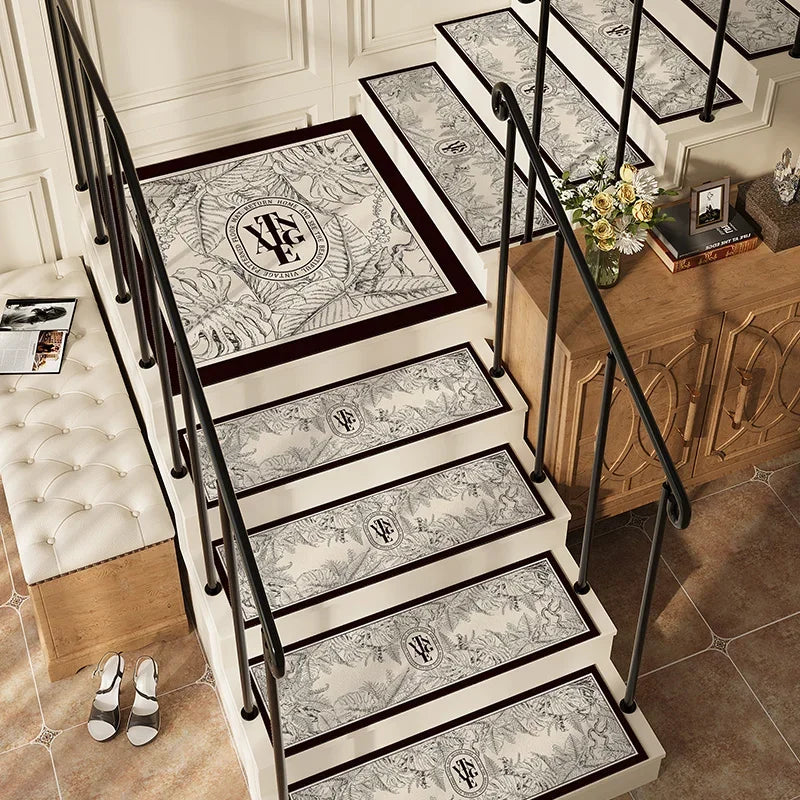 Un magnifique escalier décoré de motifs botaniques en noir et blanc, avec des marches bordées de métal noir, rendant l'ensemble élégant et sophistiqué.