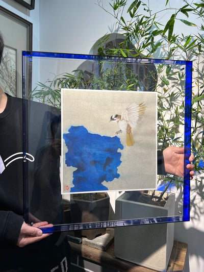 Cadre photo acrylique bleu marine grand format sur mur blanc