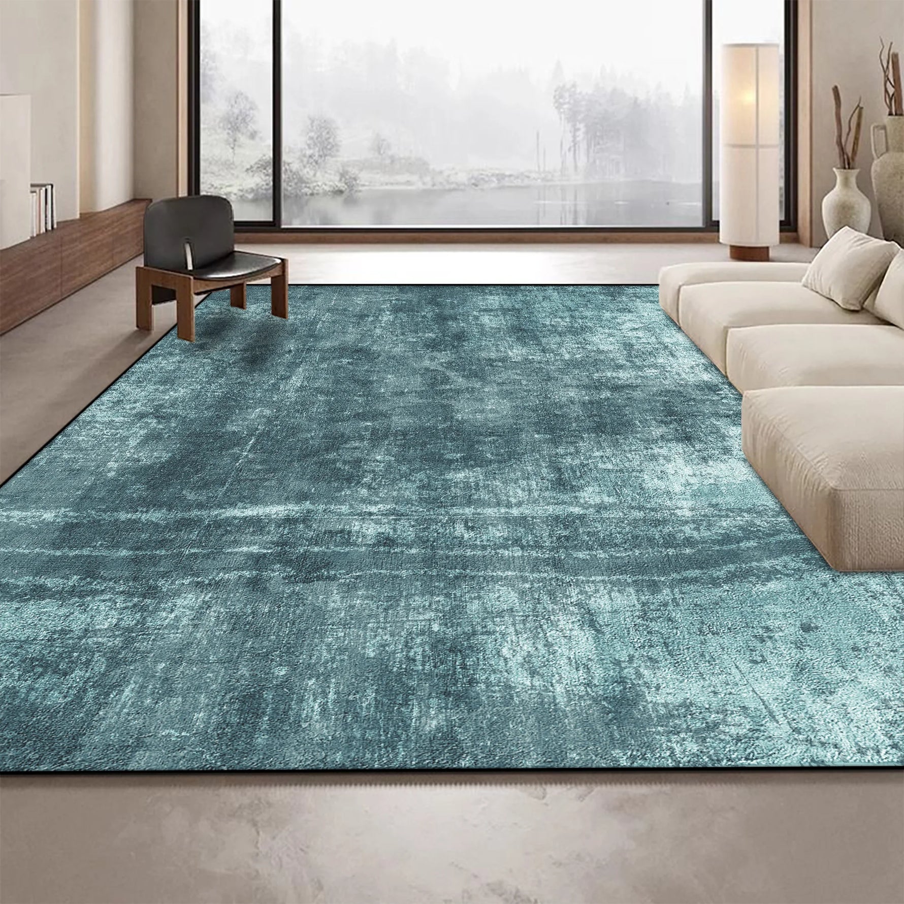 Tapis de salon design moderne et élégant dans des tons de vert foncé, offrant un style épuré et apaisant dans un intérieur contemporain avec une large baie vitrée offrant une vue sur l'extérieur.