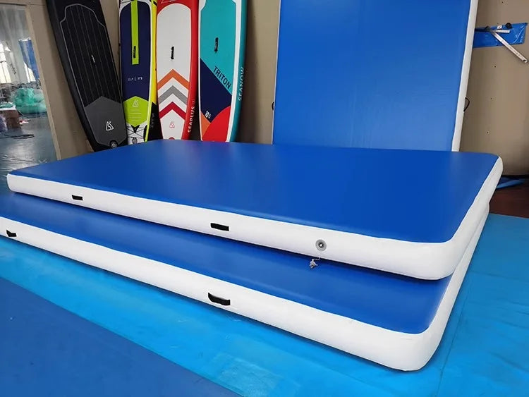 tapis gymnastique bleu blanc surface lisse motif horizontal moderne sport utilitaire
