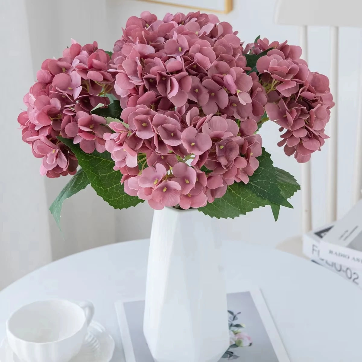 bouquet artificiel hortensias soie bleu blanc vert mariage décoration intérieure moderne minimaliste