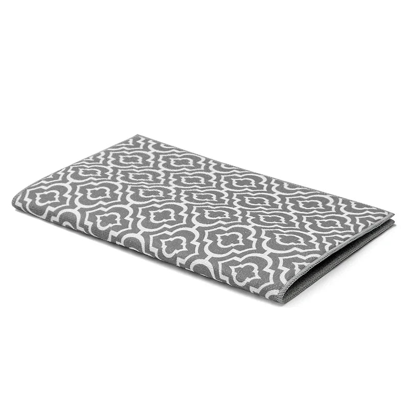 tapis cuisine gris blanc motif géométrique moderne assiettes verres couverts bol cuillère assaisonnement 50cm