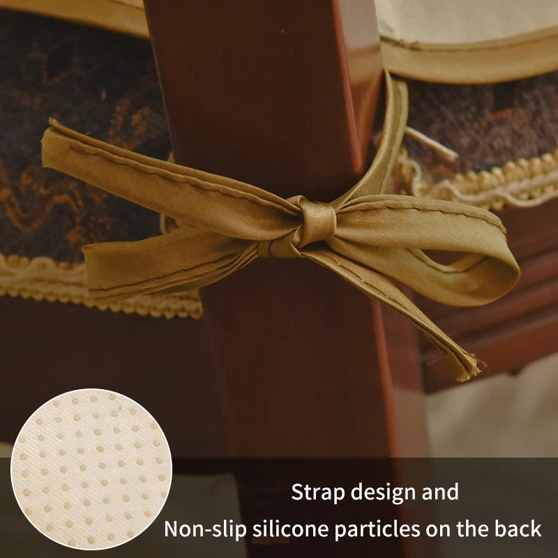 Un bandeau souple avec un motif de points sur le dos pour éviter le glissement.