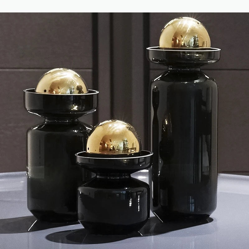 bouteille parfum contemporaine minimaliste noir doré lisse brillante vase décoration arrangement floral