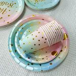 vaisselle jetable anniversaire arc ciel assiettes dorées points confettis serviettes verres festifs