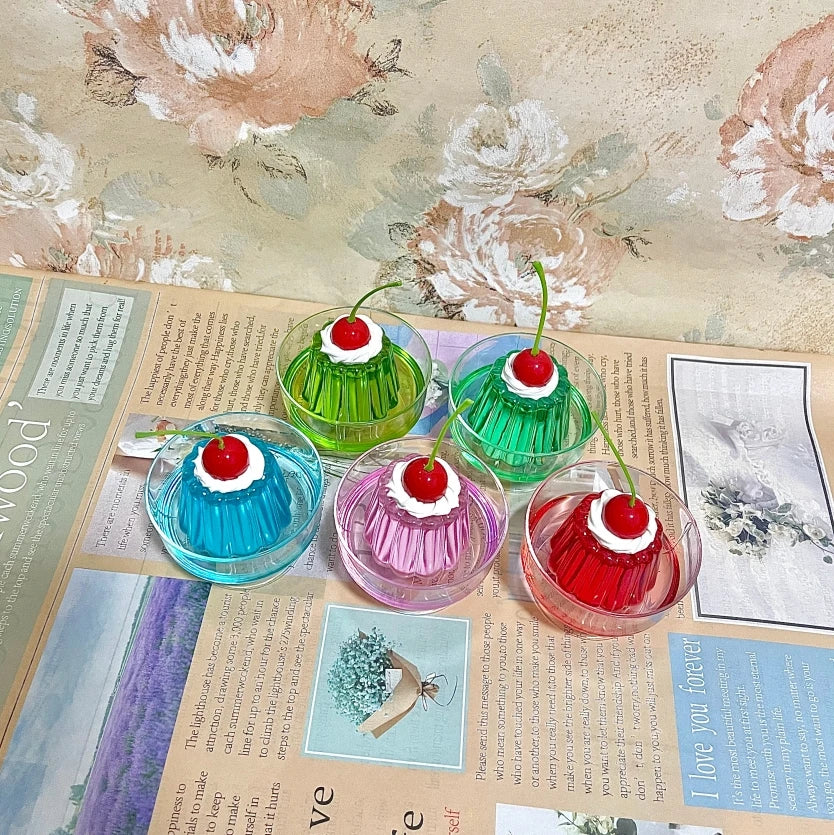 décoration anniversaire pots gel coloré crème fouettée cerises verre vintage transparent rose