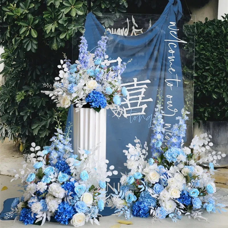 Fleur delphinium artificielle sur arc de mariage