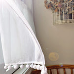 rideaux blancs pompons plis verticaux translucides decoratifs fleurs artificielles deco murale chambre hospitalière