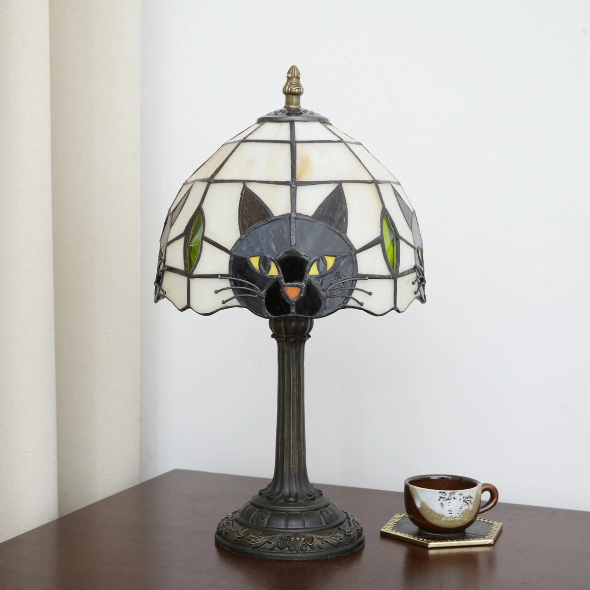 lampe table tiffany vitrail chat noir blanc contemporain interrupteur bouton stained glass